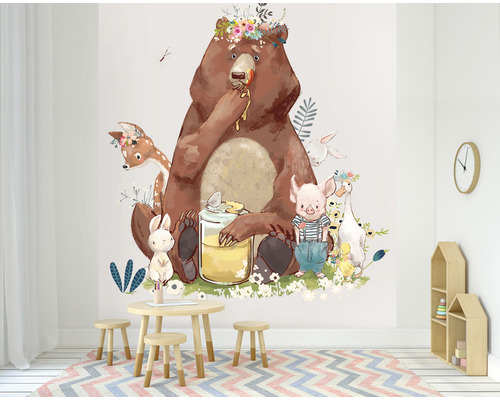 Barnrum med väggdekal som visar en björn med honung, ett rådjur, en gris, en gås och en kanin