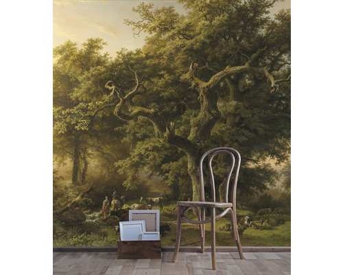 Väggmålning med skogsmotiv, stol och bildramar
