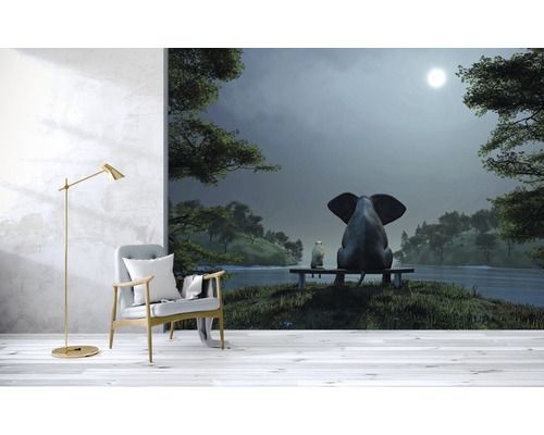 Scen med en fototapet som visar ett kvällslandskap med en elefant och en björn på en bänk.