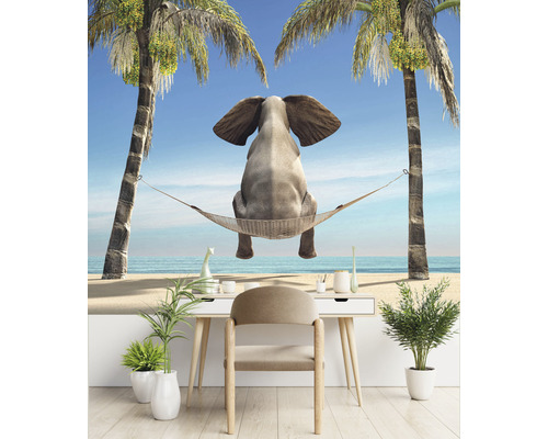 Fibertapet med en elefant i en hängmatta mellan två palmer på stranden