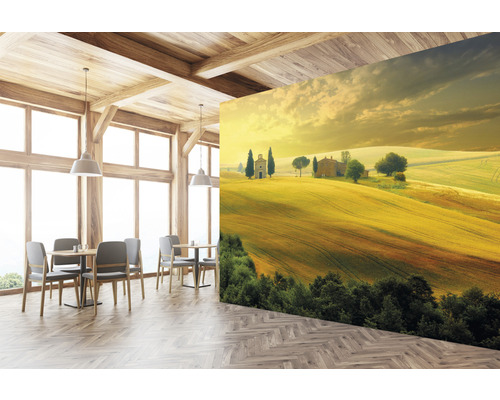 Matsal med en väggmålning av ett toskanskt landskap