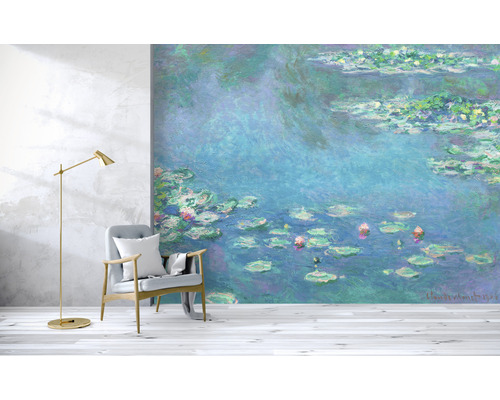 Rumsdesign med fototapet med näckrosor, fåtölj och golvlampa