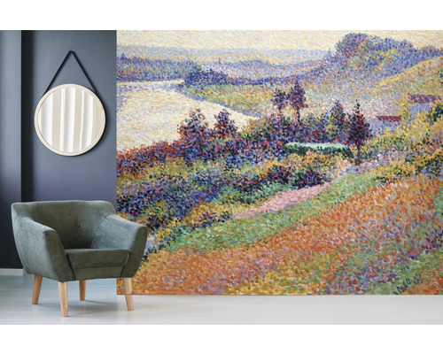 Inredningsexempel med fåtölj, spegel och fototapet med landskapsmotiv