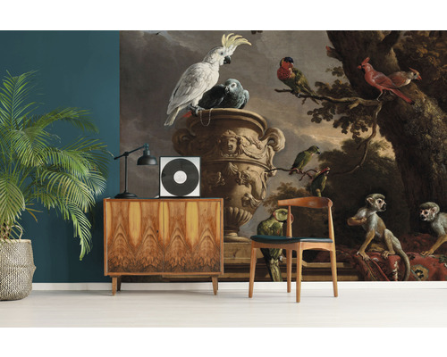 Väggmålning med klassiskt djurmotiv bakom byrå och stol