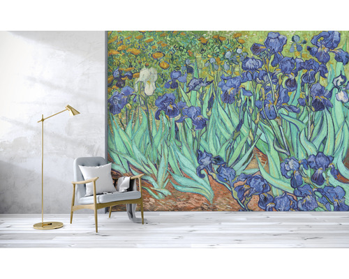 Vardagsrum med fåtöljer och tapet med blommotiv