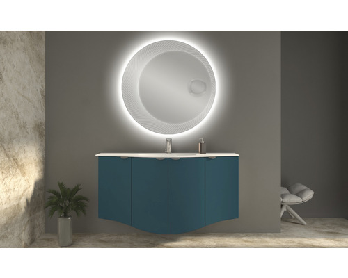 Modernt badrum med tvättställsskåp, spegel med belysning och dekorationer