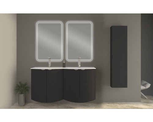 Badrum med tvättställsskåp, handfat, belysta speglar och högskåp