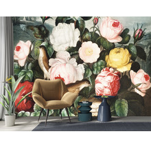 Dekorativt rum med tapeter med blommotiv och fågelmotiv.