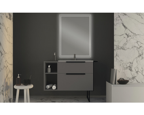 Modernt badrum med tvättställ, underskåp och belyst spegel