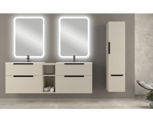 Badrum med två tvättställ, belysta speglar och högskåp för extra förvaring.