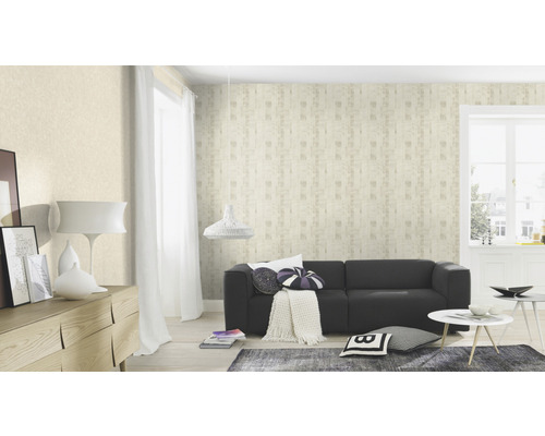 Vardagsrum med mönstrad tapet, soffa och dekorationer för en stilfull inredning.