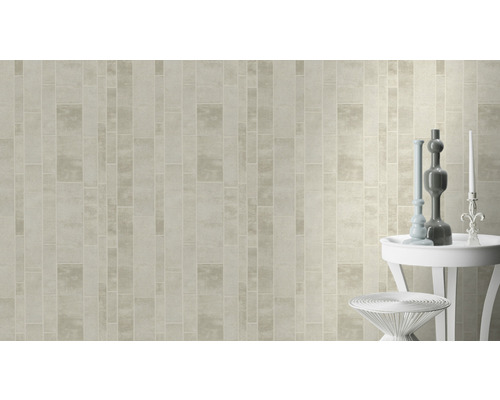 Vägg med rektangulärt stenmönster och dekorativa föremål på ett bord