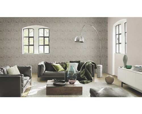 Vardagsrum med soffa, lampa och mönstrad tapet