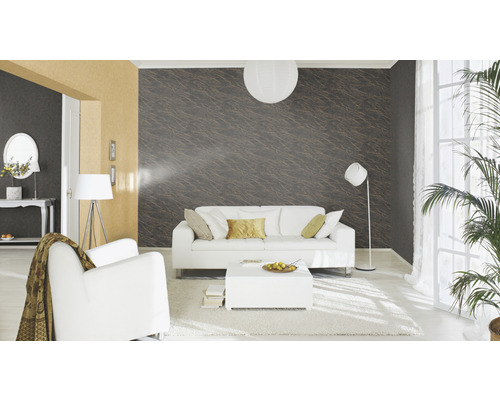 Vardagsrum med vit soffa, fåtölj, soffbord och mönstrad tapet