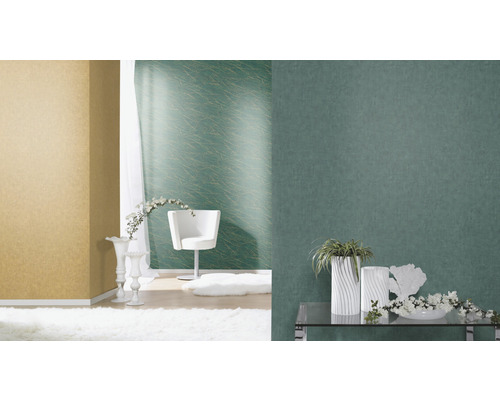 Dekorativt rum med tapet, fåtölj och vas för inredning