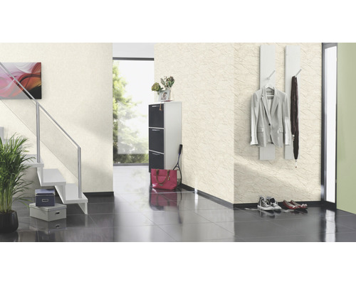 Hall med trappa, skoskåp, garderob och strukturtapet