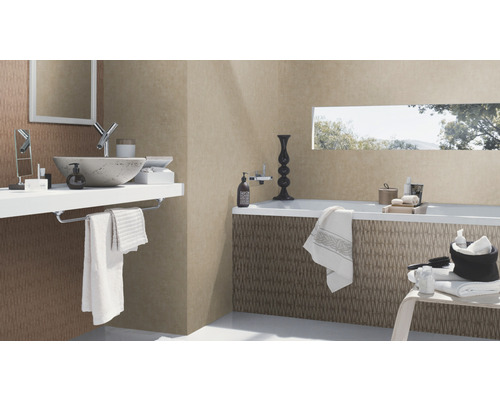 Badrum med handfat, spegel, badkar och dekorationer i ljus design.