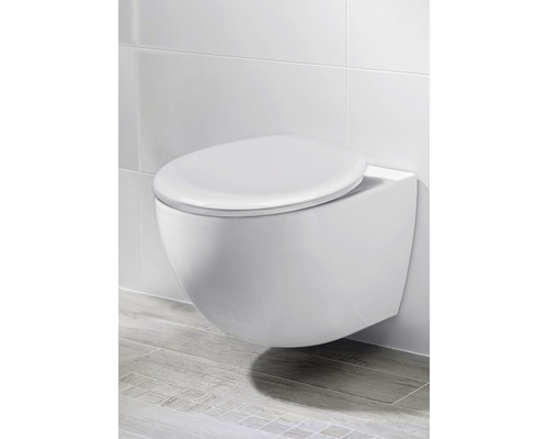 Vägghängd toalett med sluten spolkant i badrum.