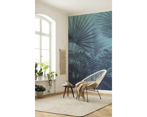 Vardagsrum med fönster, växter, dekoration, matta, stol och fototapet med växtmotiv