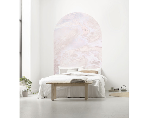 Sovrum med säng och väggmålning i marmorlook