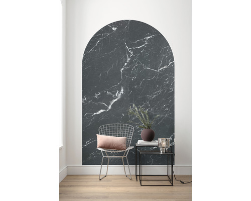 Vardagsrum med marmorväggdekal i bågform, stol och sidobord