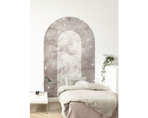 Sovrum med säng och bågformad väggdekal med stjärnmönster