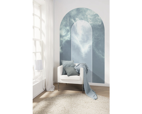 Vardagsrum med molnväggdekal, fåtölj, kuddar, filt och matta