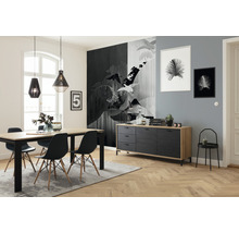 Matsal med matbord, stolar, skänk och väggdekoration i modern design