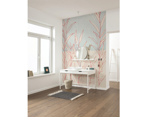 Badrum med tvättställ, spegel och tapet med växtmönster