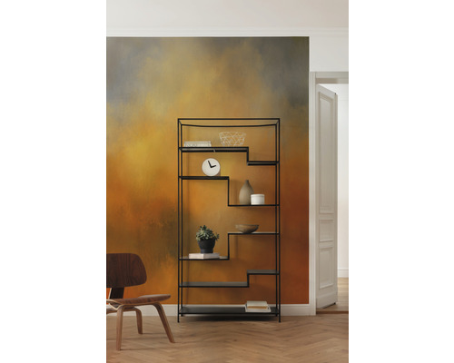 Modernt vardagsrum med svart hylla och dekorativa föremål