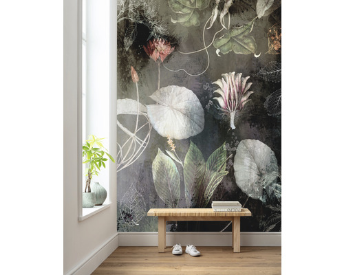 Ett rum med en fototapet med blommotiv, en träbänk och krukväxter.