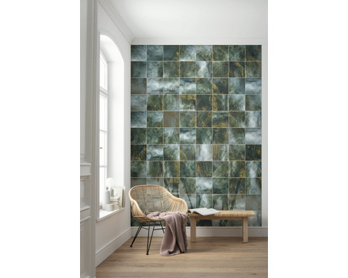 Väggdekoration med fyrkantiga plattor, rottingfåtölj och träbänk i ett rum