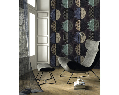 Vardagsrum med fåtölj, fotpall och väggpaneler i halvcirkeldesign