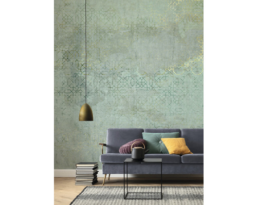 Ett vardagsrum med en mönstrad tapet, en soffa och dekorativa element.