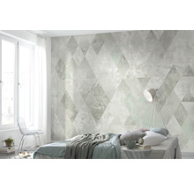 Ljust sovrum med geometrisk tapet, säng och golvlampa