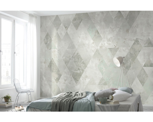 Ljust sovrum med geometrisk tapet, säng och golvlampa