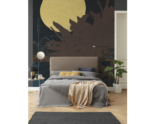 Sovrum med säng, matta och tryckt tapet med växtmönster