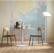 Matsal med modern väggmålning, bord, stolar och golvlampa