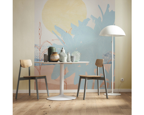 Matsal med modern väggmålning, bord, stolar och golvlampa