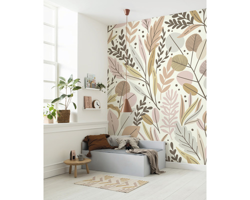 Barnrum med blad mönstrad tapet, bänk, bord och växt