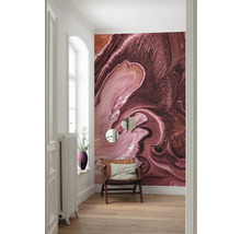 Hall med abstrakt fototapet, fåtölj och radiator