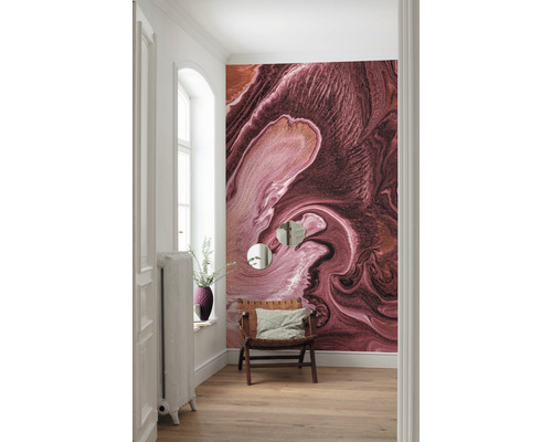 Hall med abstrakt fototapet, fåtölj och radiator