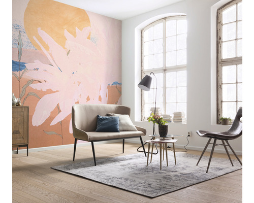 Ljust vardagsrum med mönstrad tapet, bänk och matta