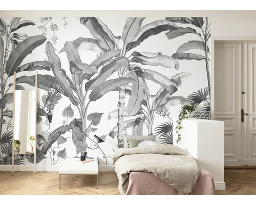 Sovrum med tropisk fototapet, säng och spegel