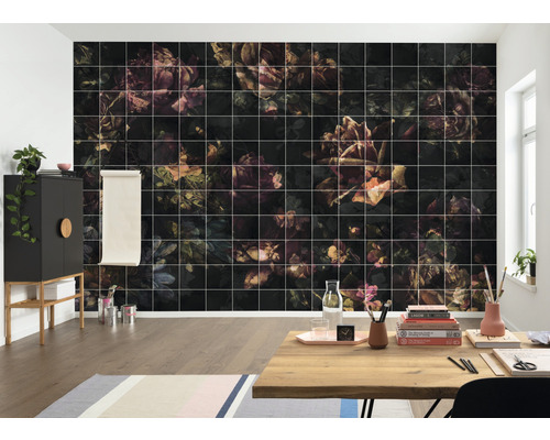 Dekorativt rum med väggplattor med blommönster.