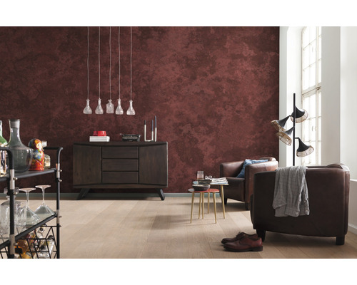 Vardagsrum med brun väggdesign, byrå, fåtöljer och golvlampa