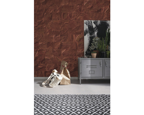 Vardagsrum med mönstrad tapet i stenlook, metallskåp, dekoration och matta