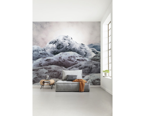 Ljust rum med fototapet av ett snöigt berg