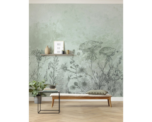Väggdekoration med blomstertapet, bänk och sidobord i ett ljust rum.