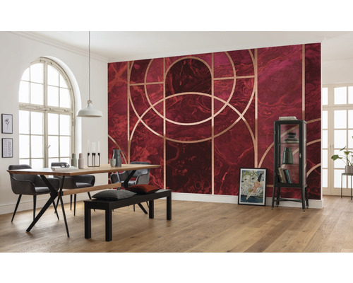 Vardagsrum med mönstrad tapet, matbord och stolar